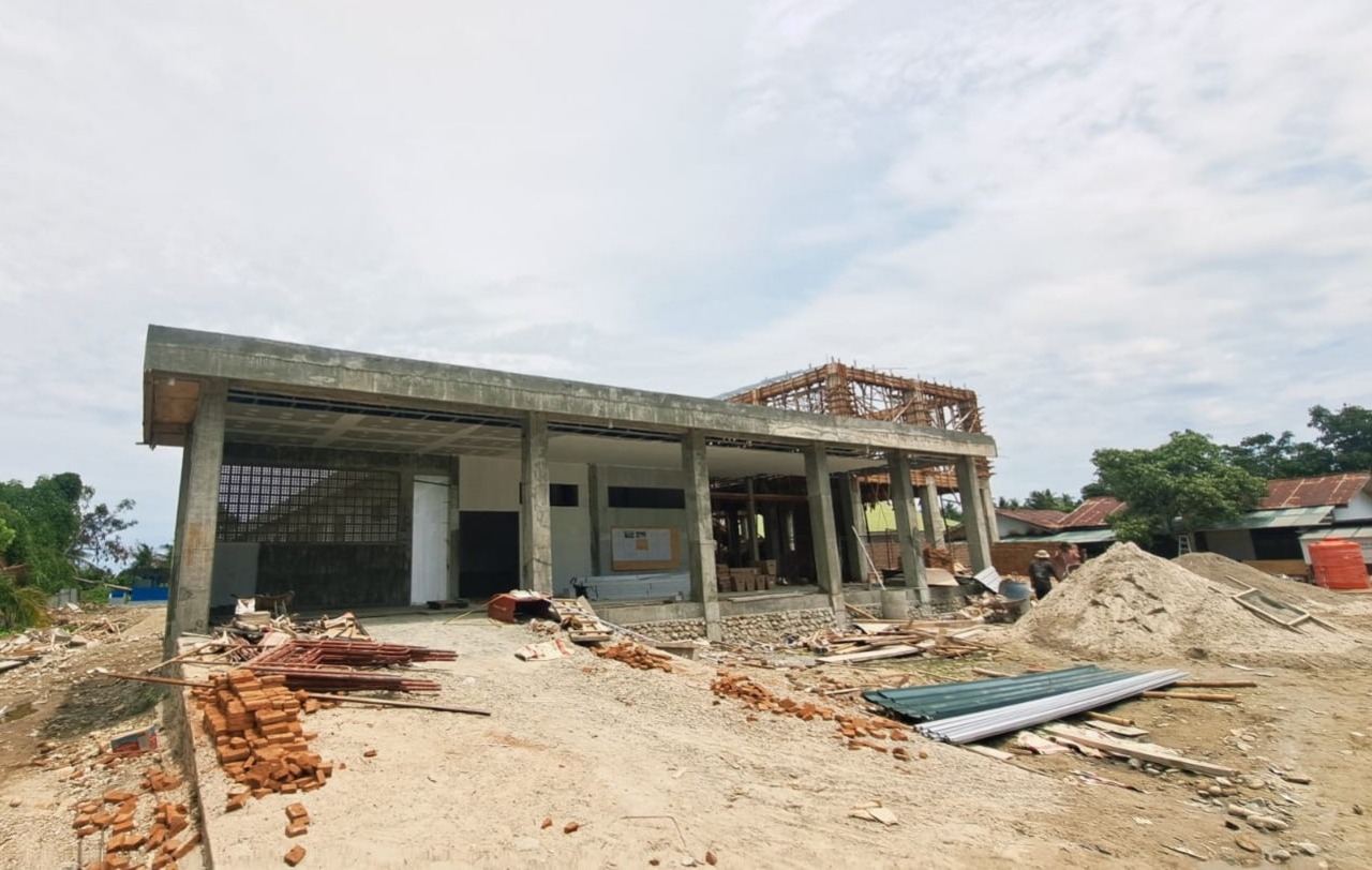 MOLOR : Diprediksi pembangunan gedung Puskesmas ini akan molor.(FOTO: ROY LASAKA/RADAR PALU).  &nbsp;