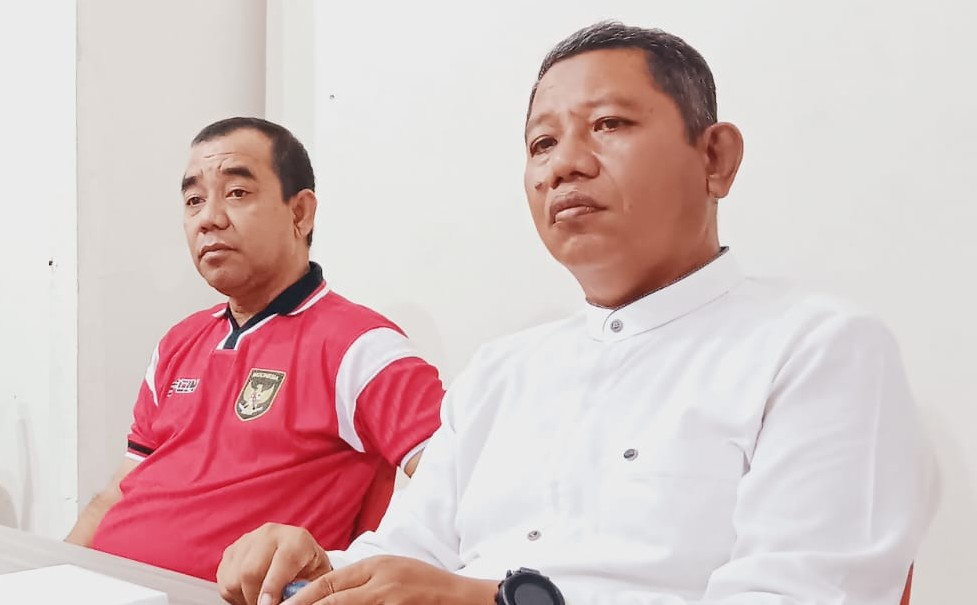 RAPAT : Ketua KONI Parimo, Faisan (kiri) saat memimpin rapat bersama Cabor terkait pelaksanaan Porkab ke-VI pada Jum