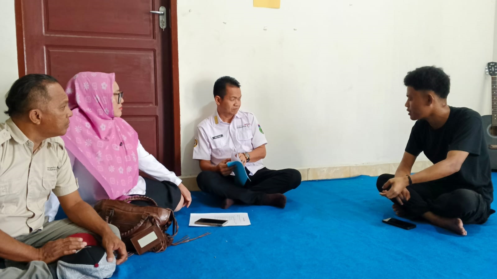 PUNYA TEKAD KUAT: Muhammad Risky (kanan), mahasiswa tunanetra low vision di FISIP Universitas Tadulako, punya tekad kuat mengenyam pendidikan.