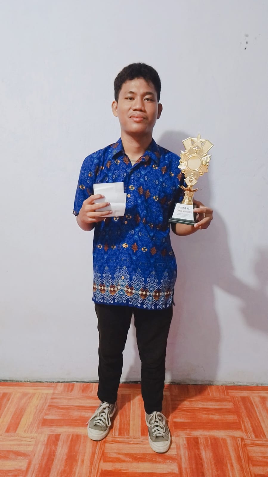 BERPRESTASI: Muhammad Risky termasuk berprestasi. Dia mengoleksi beberapa piala. Sayangnya, pencapaiannya ini tidak membuatnya mendapatkan beasiswa.