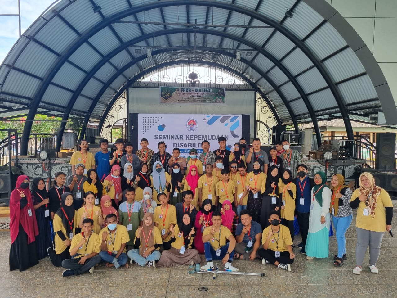 AKTIF IKUT KEGIATAN: Muhammad Riskyberfoto bersama dengan peserta seminar kepemimpinan disabilitas.