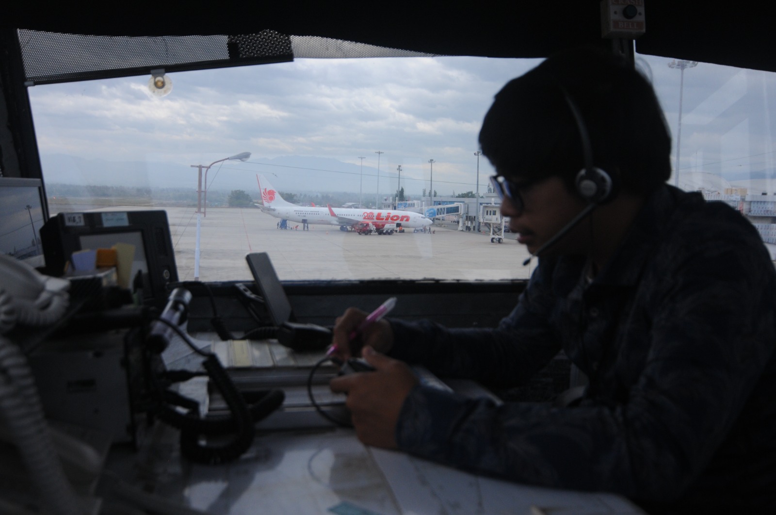 VITAL BAGI PEREKONOMIAN : Aktivitas di Bandara Internasional Mutiara Sis Aljufri Palu, belum lama ini. BPS mencatat ada 1.248 frekuensi penerbangan di Sulteng selama September 2025.