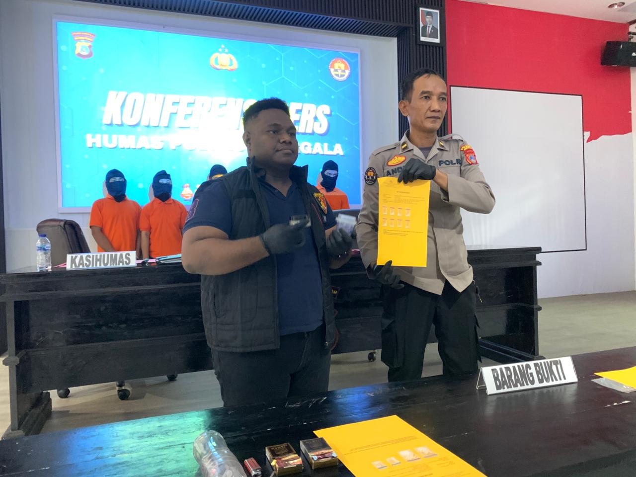 BARANG BUKTI : Kasi Humas dan Kanit Narkoba saat memperlihatkan barang bukti narkotika, Selasa (4/11/2025).(FOTO: UJANG SUGANDA/RADAR PALU).