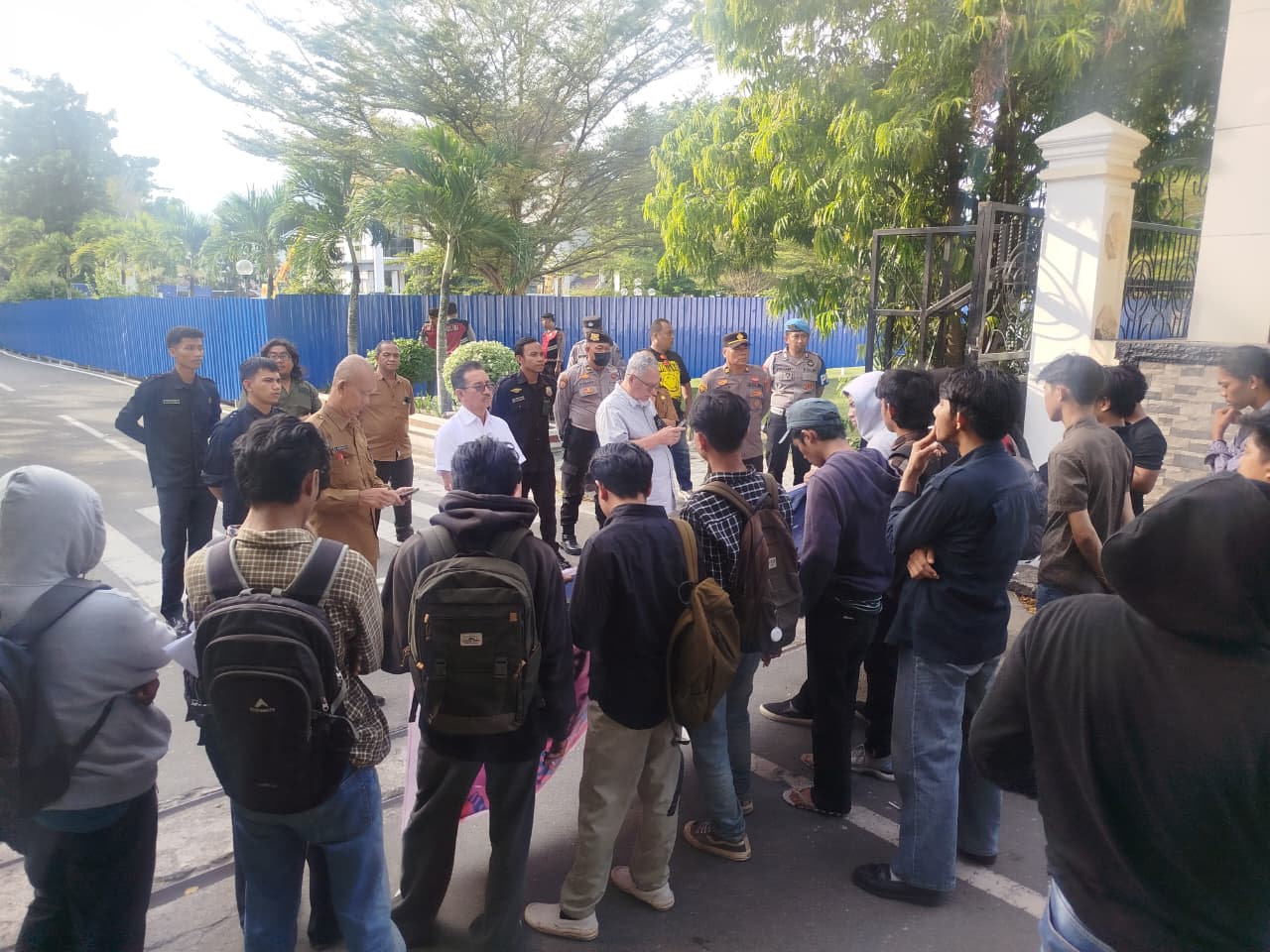 TUNTUTAN : Wakil Ketua Komisi 3 H. Zainal Abidin Ishak, dan Wakil Ketua Komisi 1 DPRD Sulteng Elisa Bunga allo, saat menerima aksi unjukrasa mahasiswa