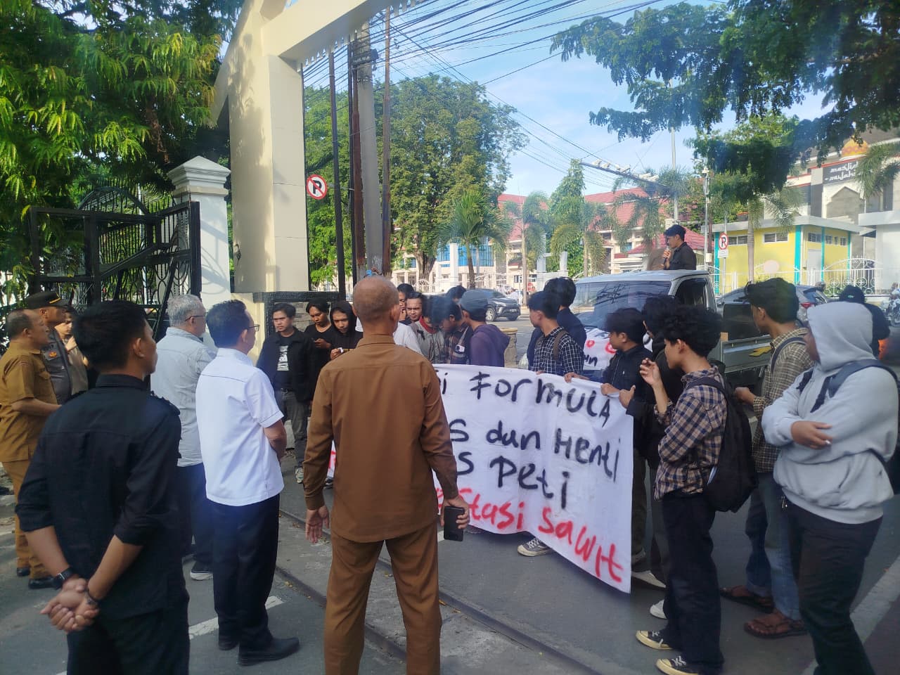 ASPIRASI : Mahasiswa bersama berbagai elemen massa aksi mendatangi DPRD Sulteng menyampaikan asiprasinya, Senin (3/11/2025).(FOTO: ISTIMEWA/RADAR PALU).