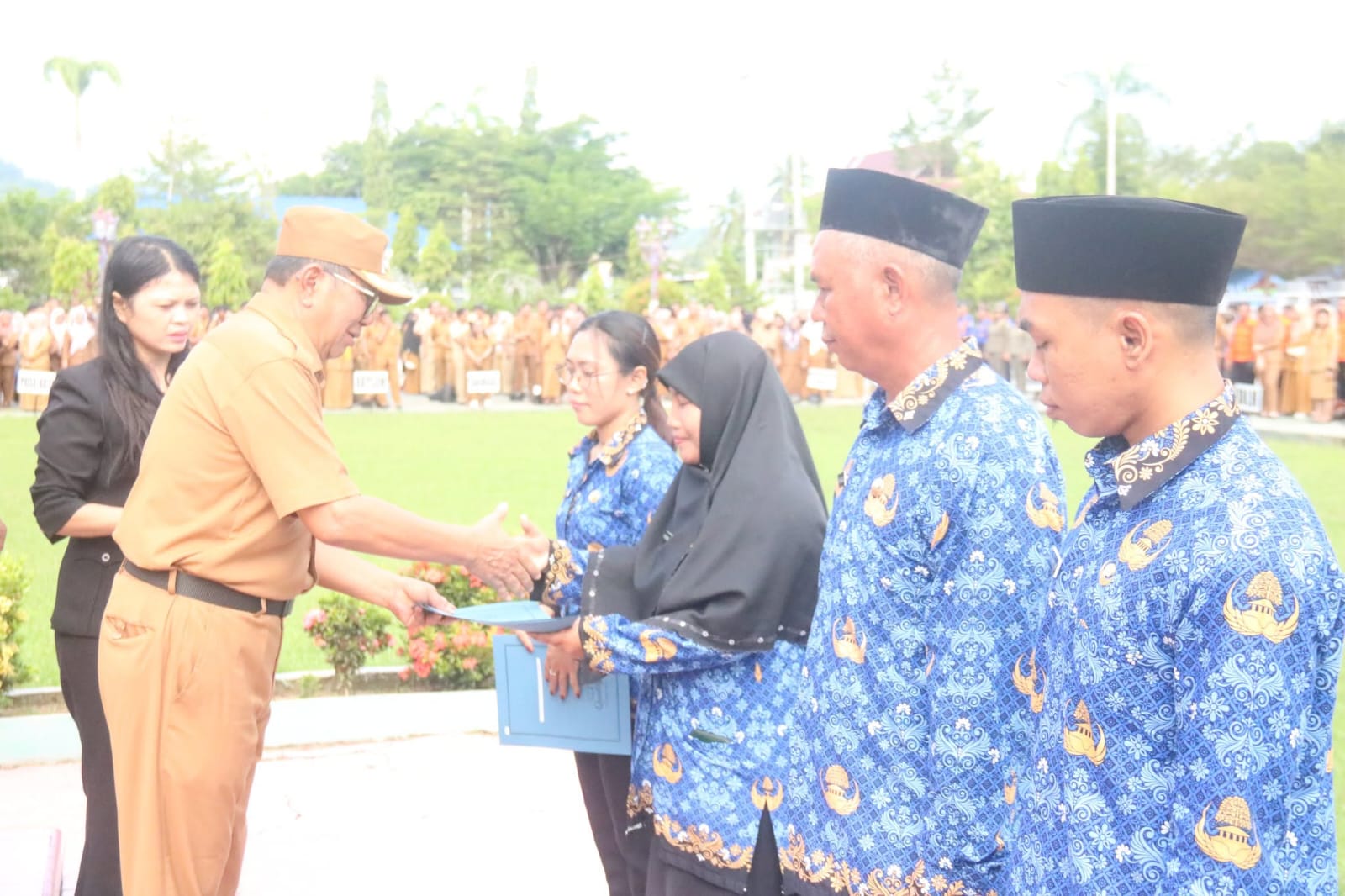 SERAHKAN : Wabup Poso, Soeharto Kandar menyerahkan SK PPPK di Kabupaten Poso (FOTO: BUDIYANTOWIHARTO/RADAR PALU).