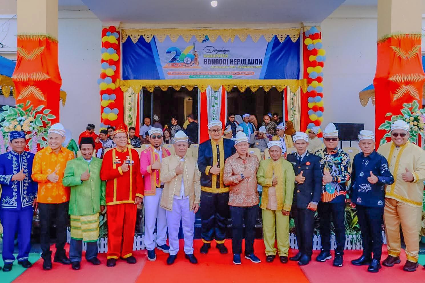 UPACARA : Bupati Morut, Delis Julkarson Hehi, menghadiri upacara peringatan HUT ke-26 Kabupaten Bangkep, Senin (3/11/2025).(FOTO: ISTIMEWA/RADAR PALU).