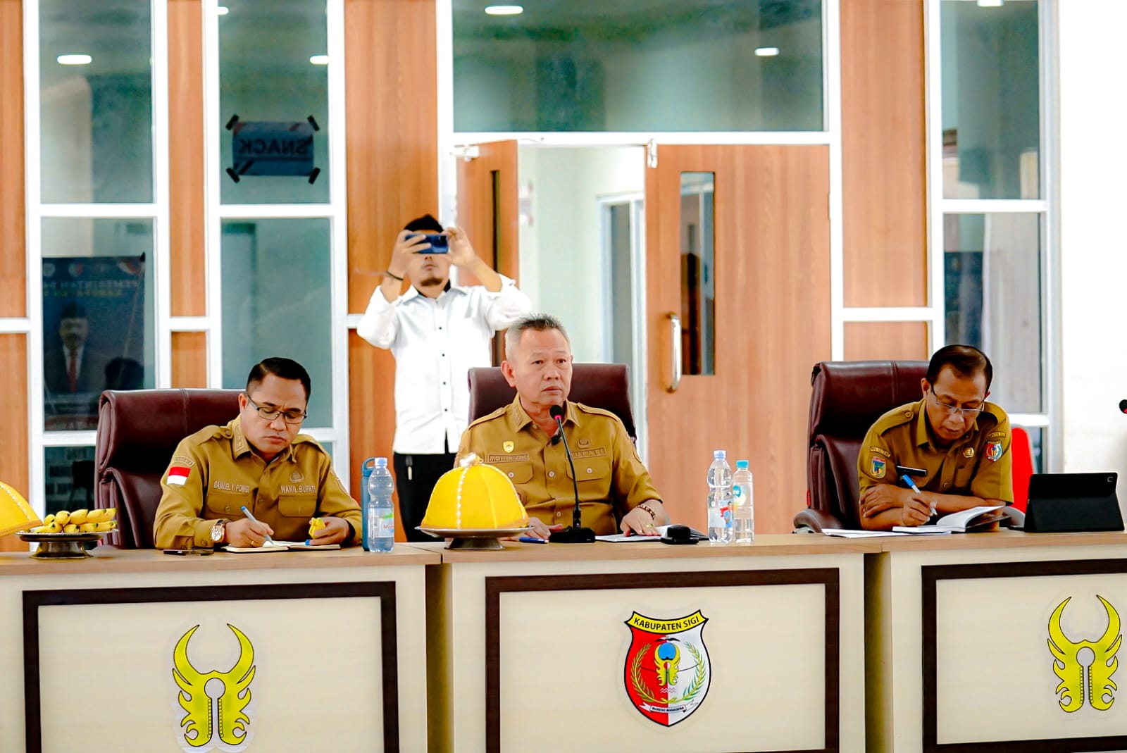 SINERGI : Bupati Sigi Moh. Rizal Intjenae saat memimpin rakor Satgas Koperasi Merah Putih.(Foto: ANGEL SUMBARA/RADAR PALU).