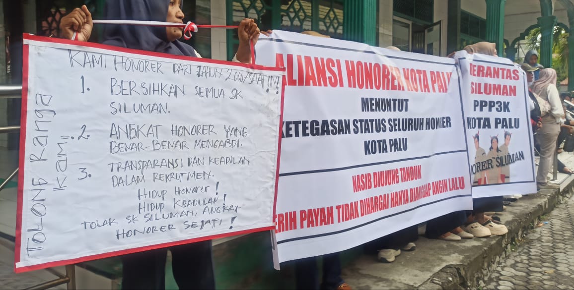 Sejumlah tenaga honorer menghadiri rapat dengar pendapat (RDP) di Kantor DPRD Kota Palu, Selasa (4/11). Mereka datang membawa spanduk berisi keluhan dan harapan agar pemerintah memberikan kejelasan.