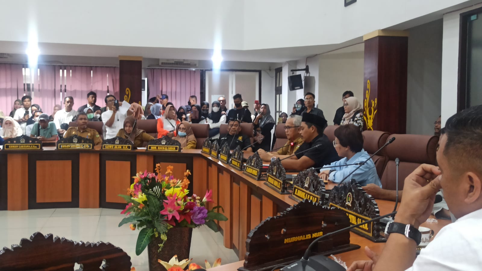 Suasana rapat dengar pendapat (RDP) Komisi A DPRD Kota Palu bersama perwakilan tenaga honorer, membahas kejelasan status dan nasib honorer yang telah lama mengabdi di lingkungan pemerintah daerah.
