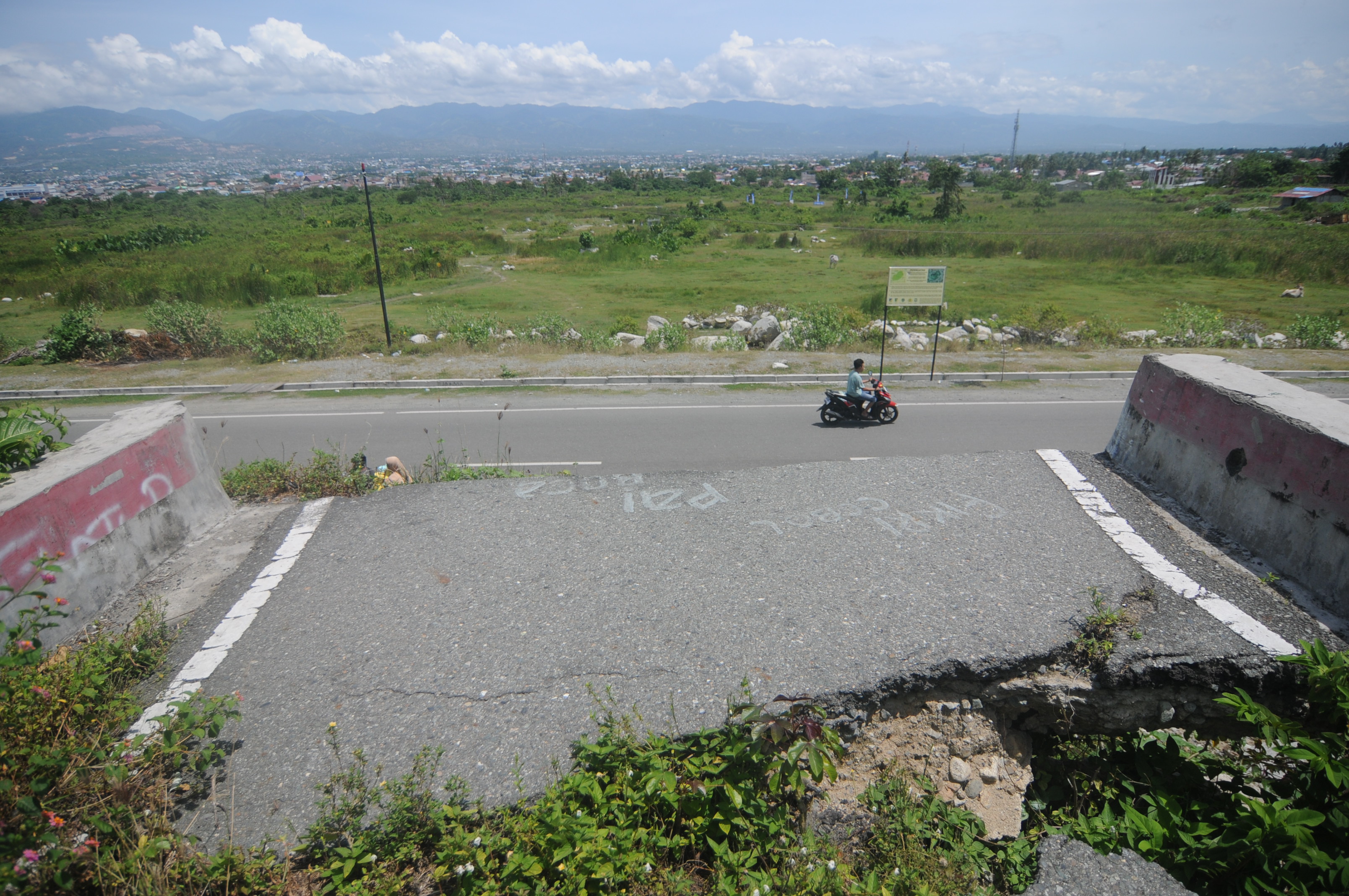 JADI SEJARAH : Bagian jalan yang amblas karena likuifaksi dari gempa bumi 2018 silam di Balaroa. Data BMKG Geofisika Palu, hingga 23 Oktober 2025 sudah 3.645 kali gempa mengguncang Sulawesi Tengah.