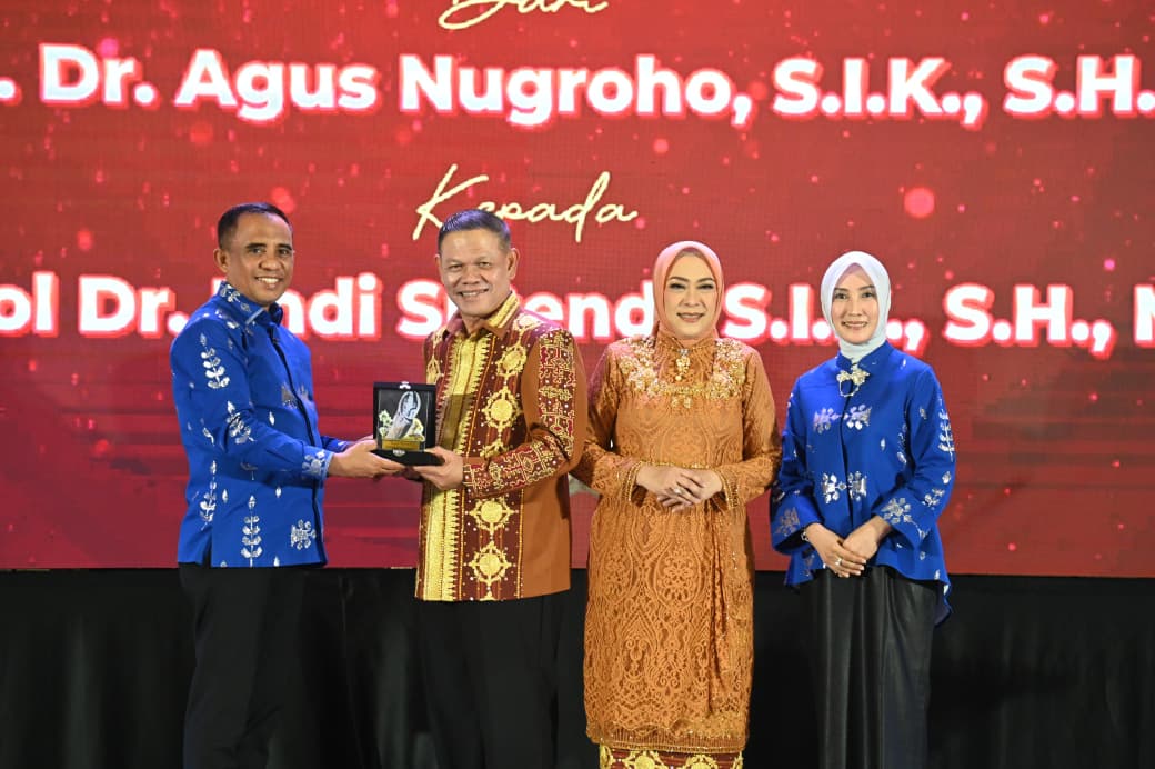 Momen keakraban Gubernur Sulteng Anwar Hafid bersama istri serahkan cinderamatan kepada Irjen Agus Nugroho saat acara kenal pamit di Palu, Selasa (4/11/2025).