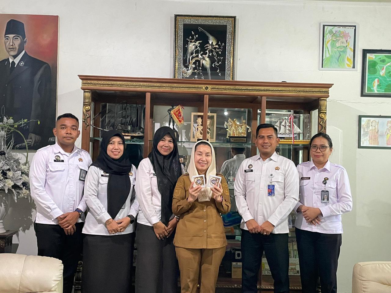 : Kepala Lembaga Pembinaan Khusus Anak (LPKA) Palu, Welli (kedua dari kanan) saat bertemu dengan Wakil Walikota Palu, Imelda Liliana Muhidin (ketiga dari kanan), Selasa (4/11/2025).