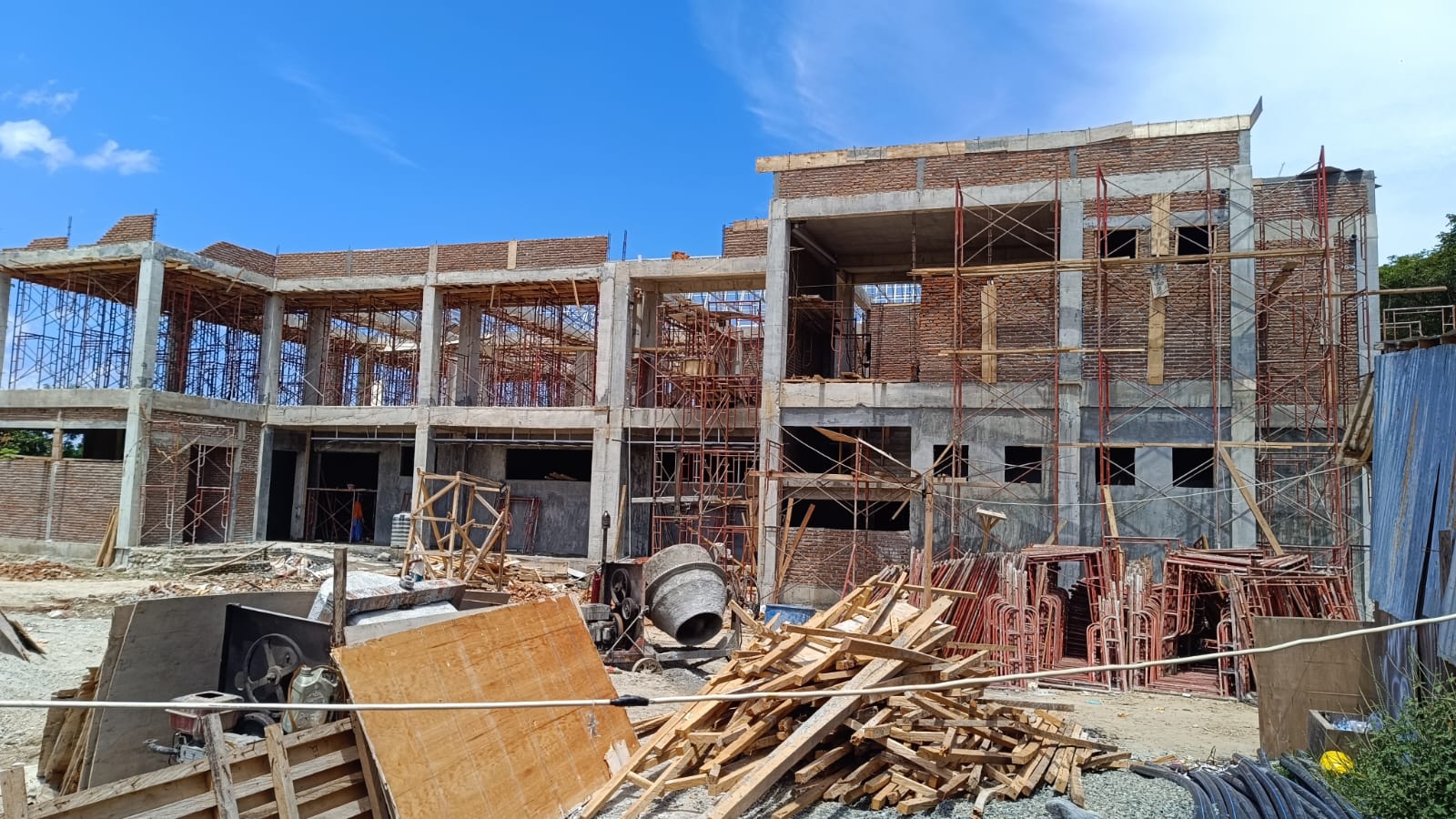 DIPANGGIL JAKSA : Inilah proyek Labkes Dinkes Parimo yang kini disoroti, pelaksananya kini dipanggil Jaksa.(FOTO: ROY LASAKKA/RADAR PALU).