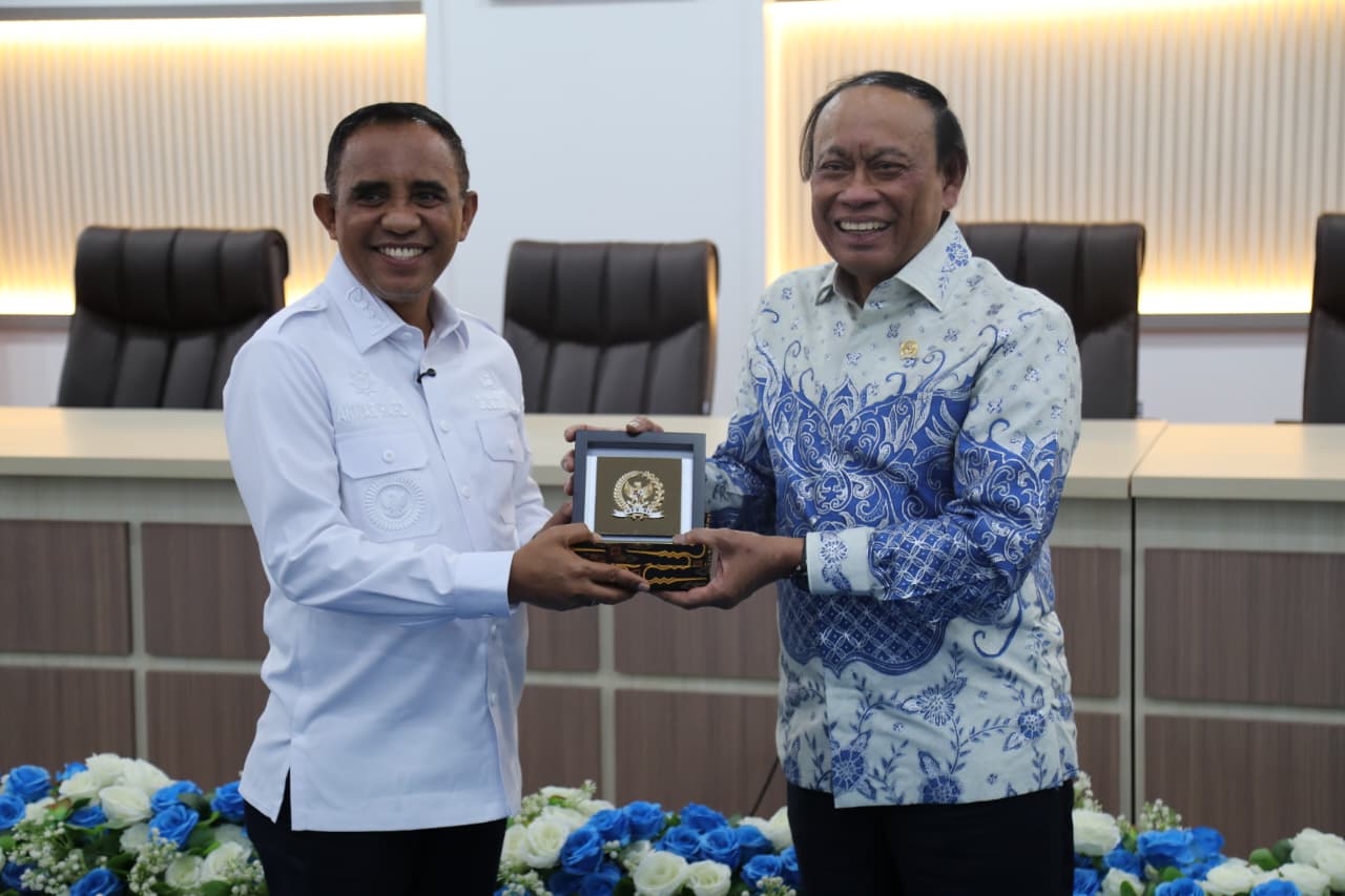 PERTEMUAN : Ketua delegasi dari tim Banggar DPR RI H. Muhidin Said saat bertemu dengan Gubernur Sulteng H. Anwar Hafid, Rabu (05/11/2025).(FOTO : ISTIMEWA/RADAR PALU).