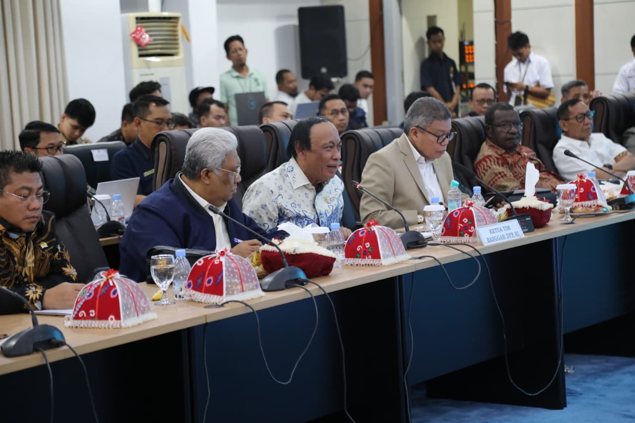 TATAP MUKA : Tim Banggar DPR RI yang dipimpin H. Muhidin Said bertatap muka dengan Gubernur dan pejabat Pemprov Sulteng.(FOTO: ISTIMEWA/RADAR PALU).