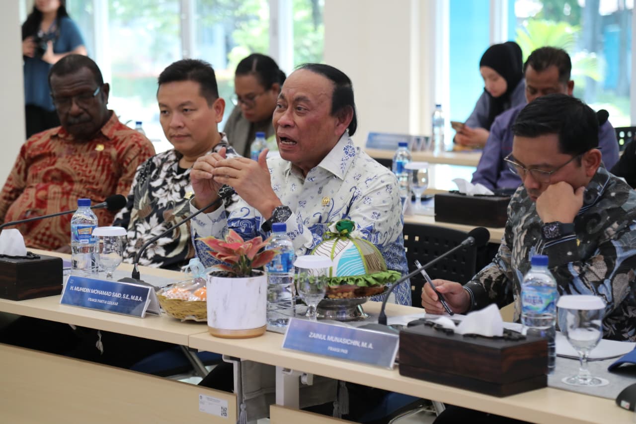 RAPAT : Tim Banggar DPR RI dipimpin ketua delegasi H. Muhidin Said saat berada di kantor Kanwil Perbendaharaan Negara Sulteng, Rabu (05/11/2025). FOTO : ISTIMEWA/RADAR PALU).