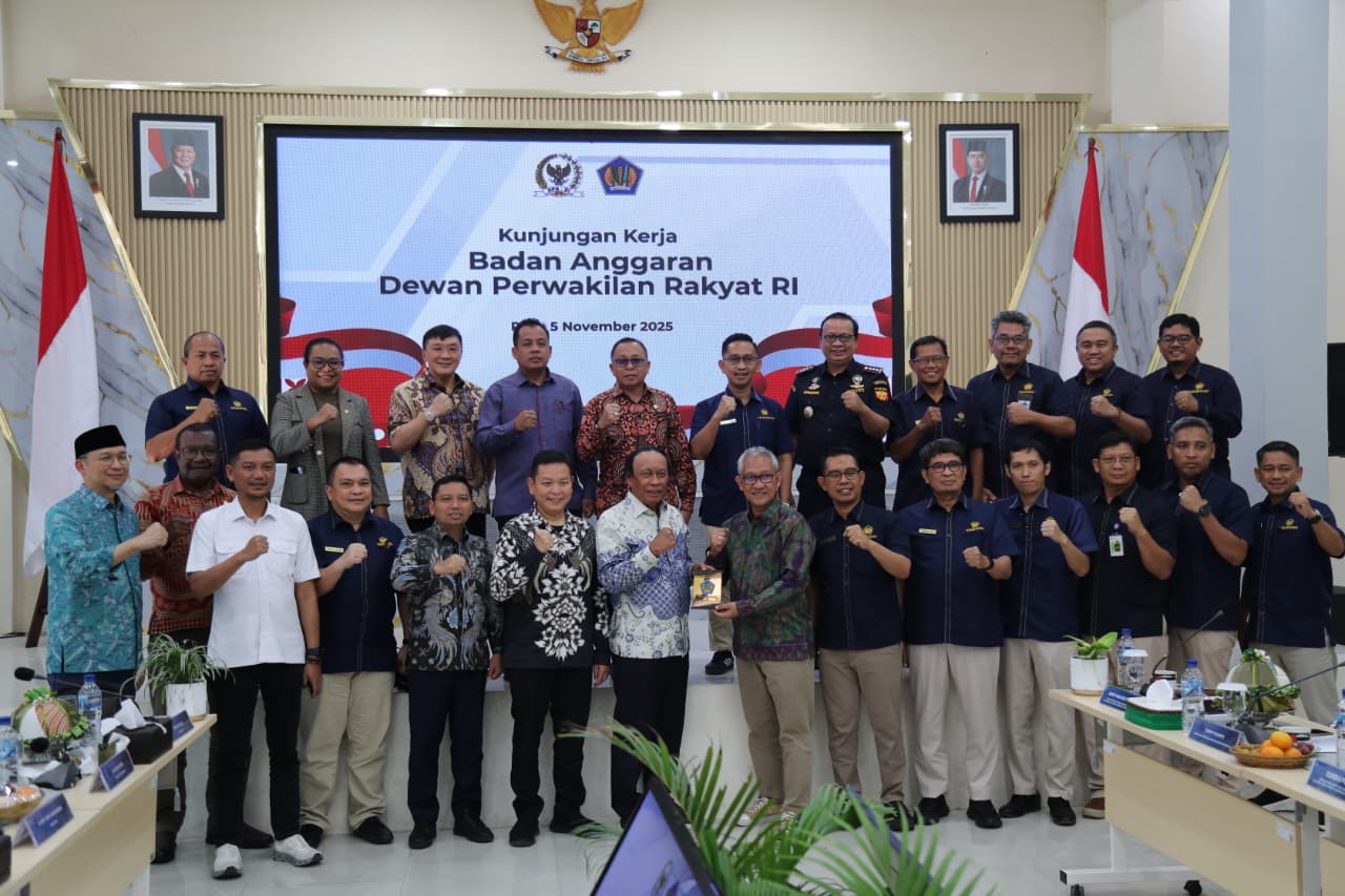 BERSAMA : Tim Banggar DPR RI foto berssama dengan jajaran DJP Sultenggomalut,  Rabu (05/11/2025). FOTO : ISTIMEWA/RADAR PALU).