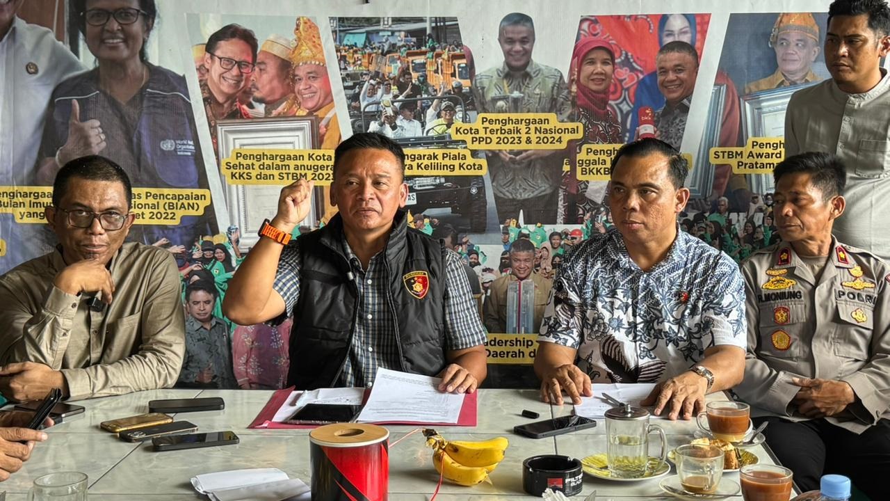 DUGAAN PEMBUNUHAN : Dirreskrimum Polda Sulteng Kombes Pol Djoko Tjahjono memberikan penjelasan kepada awak media terkait perkembangan penyelidikan kasus kematian Afif Siraja dalam konferensi pers.