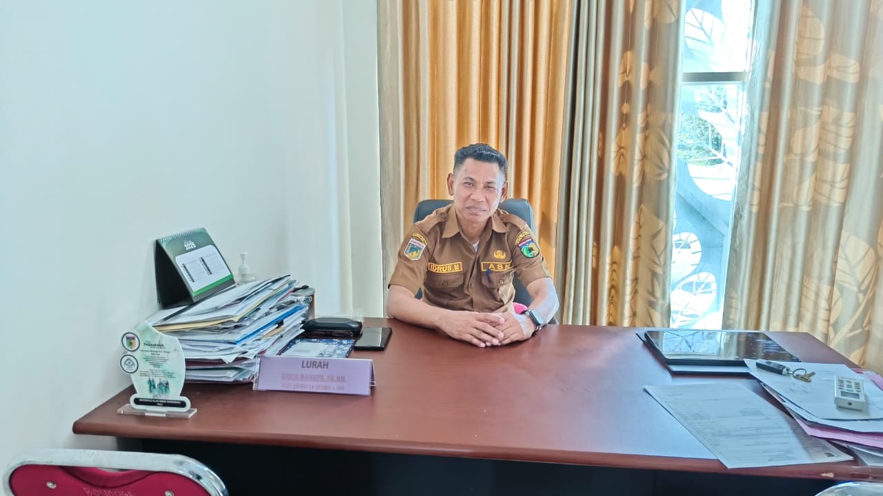 DUA PROGRAM PRIORITAS: Lurah Boyaoge, Idrus Mansur mengungkapkan dua program prioritas yang dijalankan oleh pihaknya. Tampak dirinya saat ditemui pada Selasa (05/11/2025).
