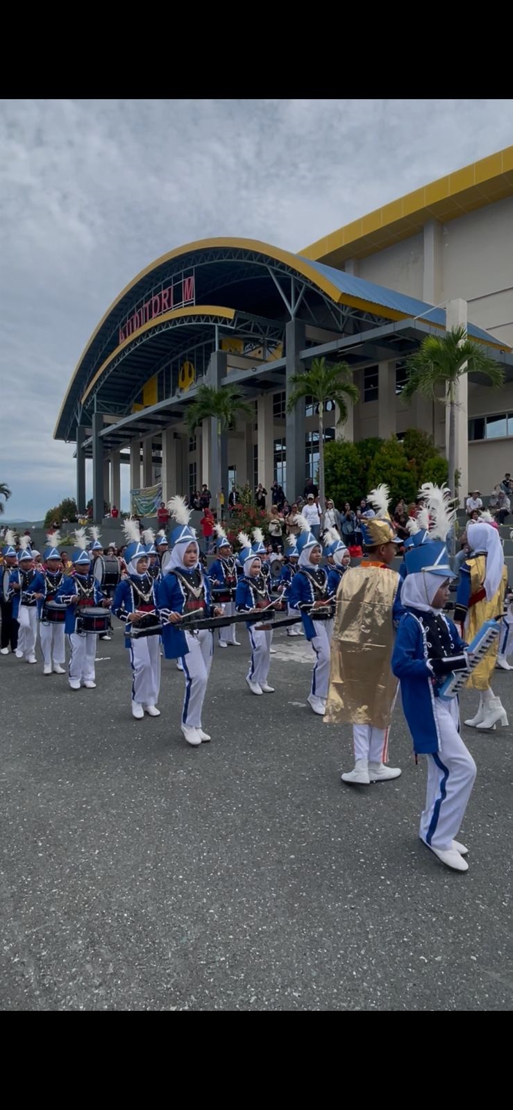 TAMPILKAN YANG BERBAIK: Salah satu komunitas marching band sekolah ikut dalam Parade Marching Band. Mereka melewati depan  Auditorium Prof Aminuddin Ponulele, Untad pada Jumat pagi (31/10/2025).