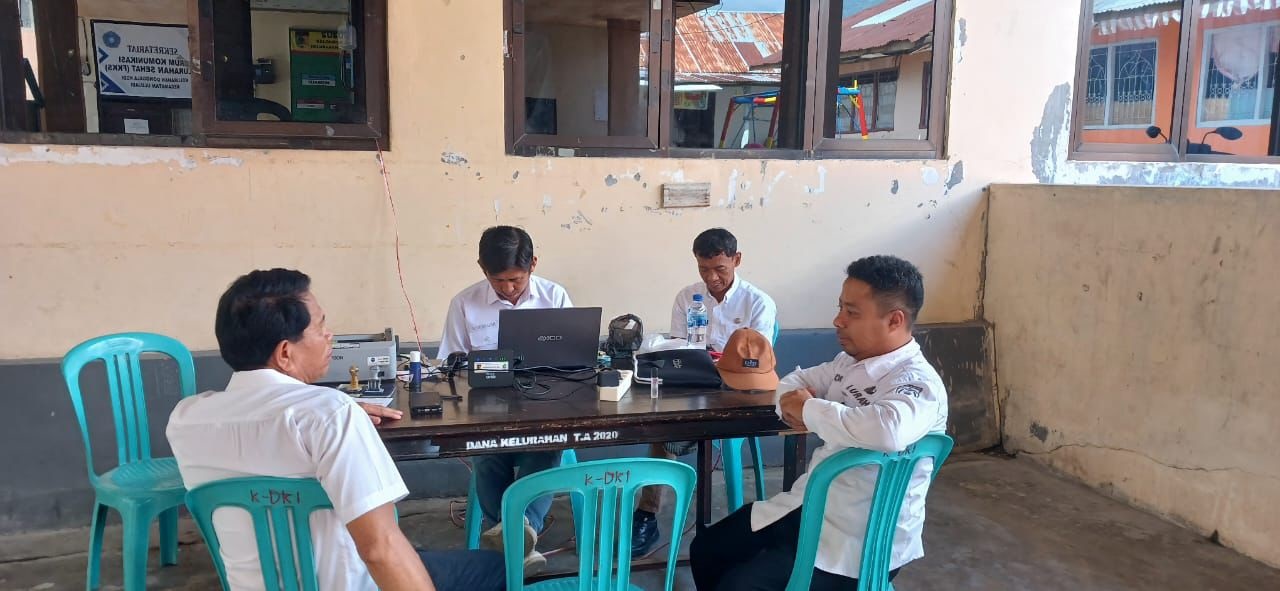 BUKA LOKET PEMBAYARAN PBB: Tampak loket pembayaran PBB di area Kantor Kelurahan Donggala Kodi. Tampak lurah beserta jajarannya.