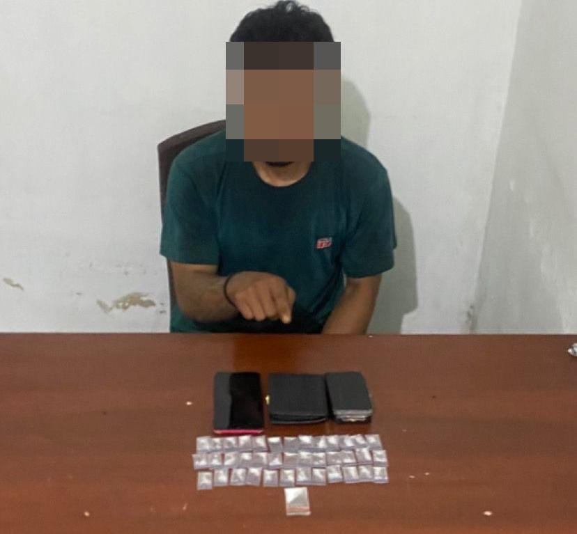 PENGEDAR : Ditresnarkoba Polda Sulteng saat mengamankan seorang pria inisial AA pengedar narkoba di Sigi.