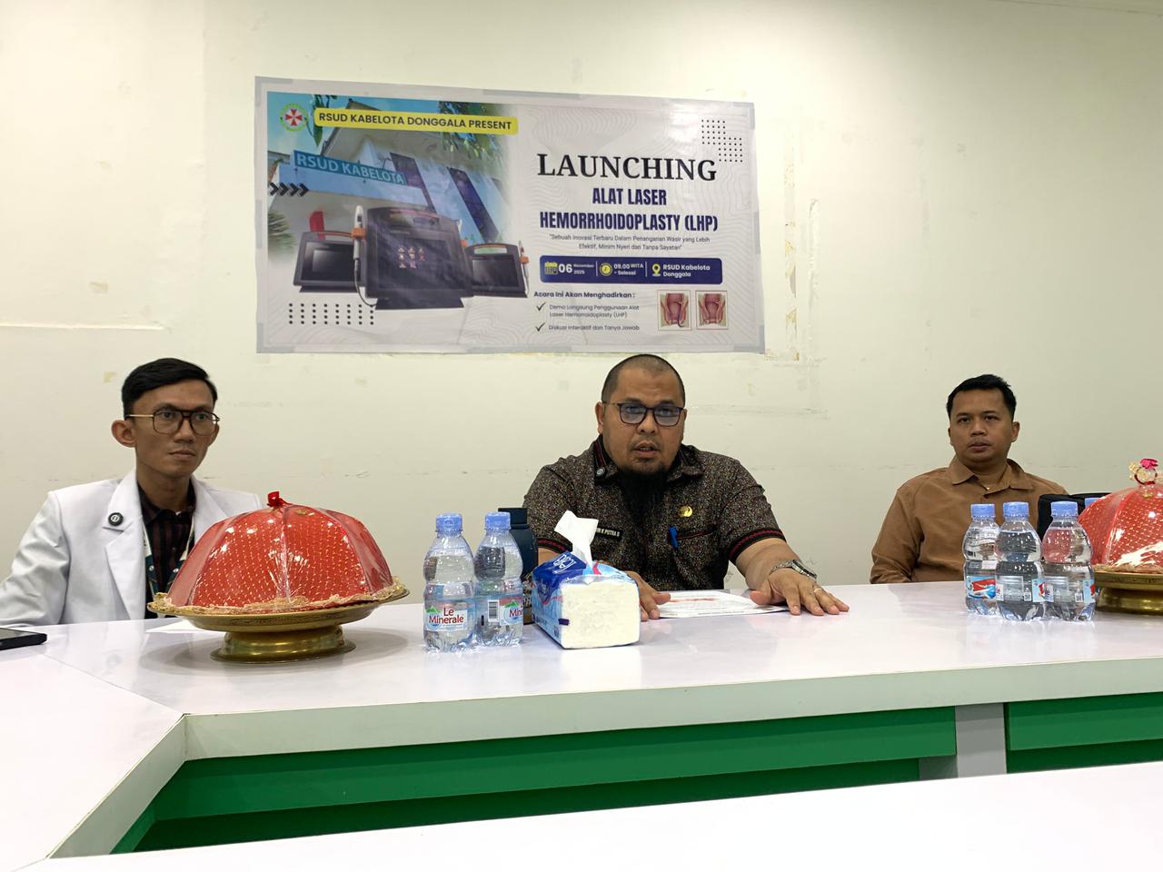 PERTAMA DI SULTENG : Direktur RS Kabelota saat melaunching secara resmi alat hemorrhoidoplasty, Kamis (6/11/2025).(FOTO: UJANG SUGANDA/RADAR PALU).