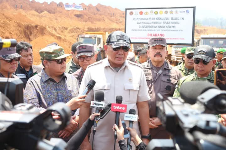 DISEGEL : Penyegelan usaha tambang PT. BMU oleh Satgas PKH Morowali, Selasa (4/11/2025).(FOTO: SUPRIYONO/RADAR PALU).