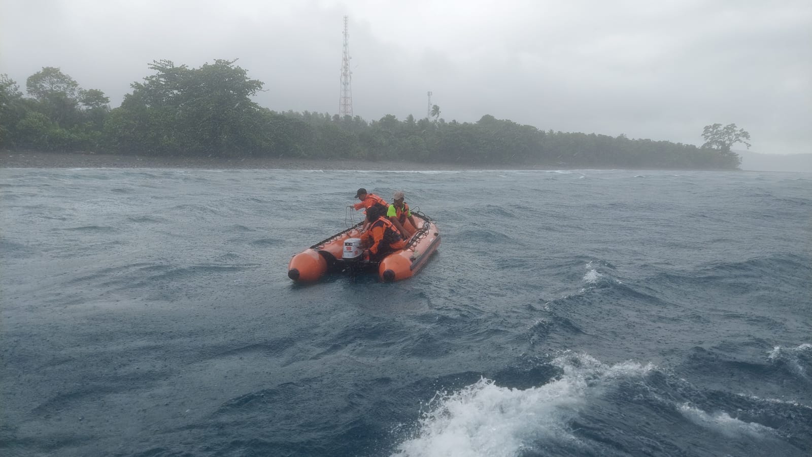 MENCARI: Tim SAR Palu saat membantu melakukan pencarian nelayan yang hilang di Batusuya, Kabupaten Donggala, Kamis (6/11/2025).(FOTO: ISTIMEWA/RADAR PALU).