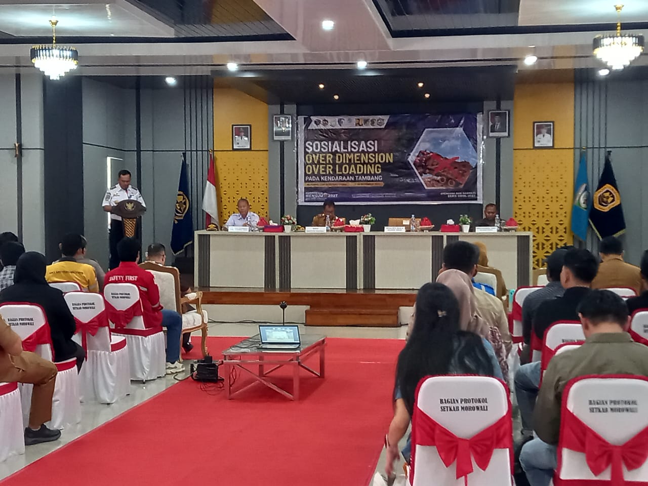 MENEKAN PELANGGARAN : Sekkab Morowali, Yusman Mahbub, membuka sosialisasi ODOL untuk mengurangi pelanggaran kendaraan, Selasa (4/11/2025).(FOTO: SUPRIYONO/RADAR PALU).  &nbsp;