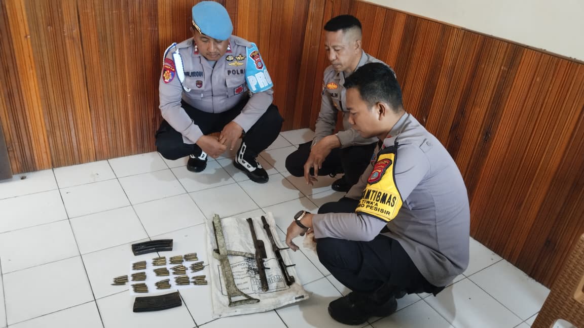 BARANG BUKTI : Polisi memperlihatkan amunisi dan senjata yang diserahkan warga Poso, Kamis (6/11/2025).(FOTO: ISTIMEWA/RADAR PALU).