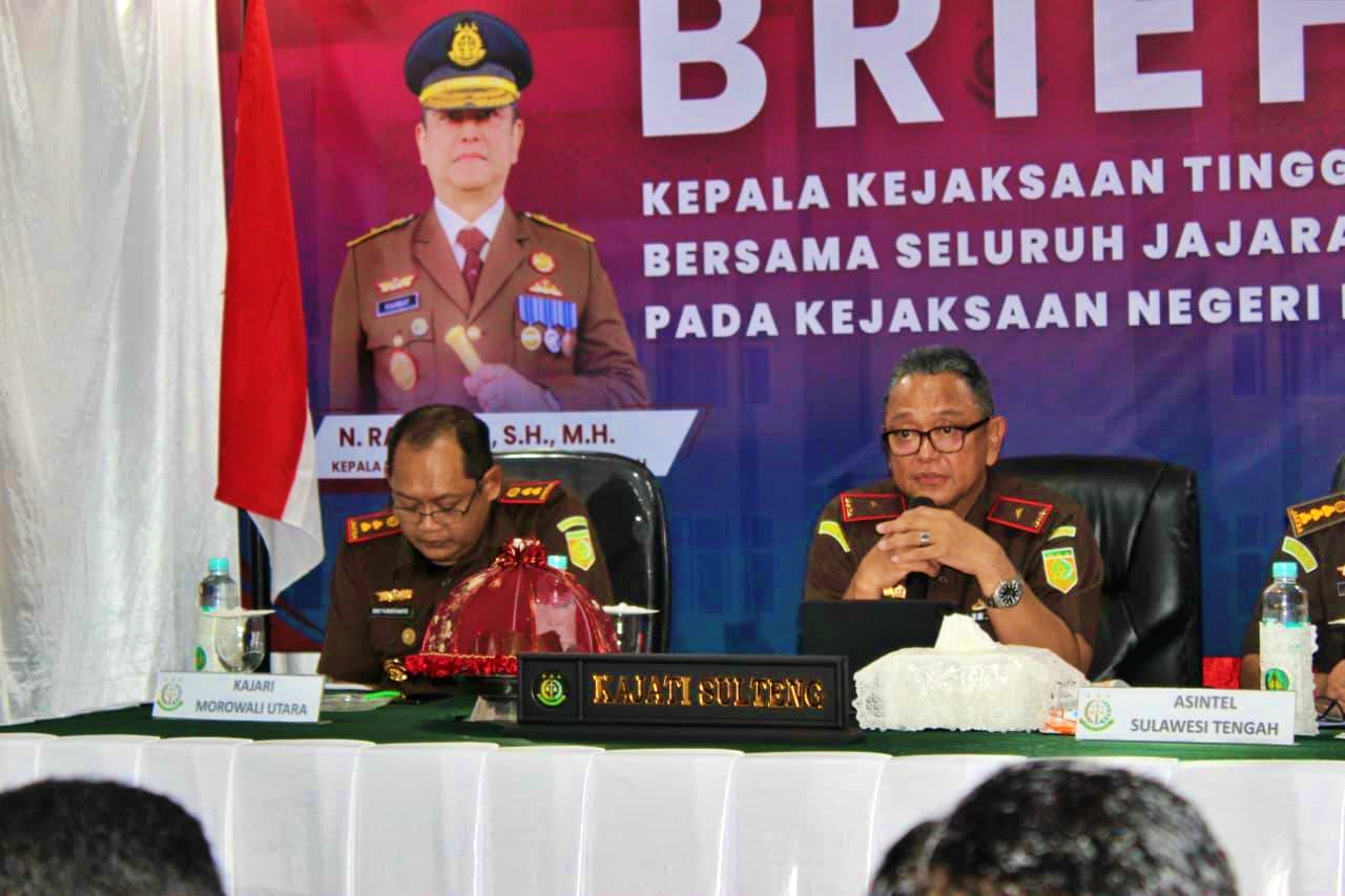 INSTRUKSI: Kajati Sulteng, Nuzul Rahmat, memberikan instruksi kepada jajaran Kejari Morut di Kolonodale, Rabu (5/11/2025).(FOTO: ISTIMEWA/RADAR PALU).