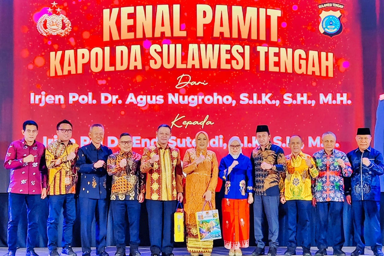 PAMITAN : Bupati Morut, Delis Julkarson Hehi, bersama para kepala daerah saat menghadiri kenal pamit Kapolda Sulteng di Kota Palu, Selasa (4/11/2025) malam.(FOTO: ISTIMEWA/RADAR PALU).