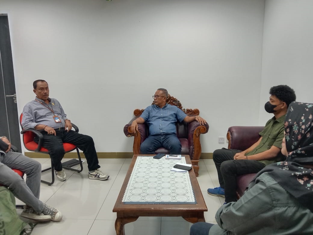 AUDIENSI: Tampak mahasiswa tunanetra Muhammad Risky (kedua dari kanan) bersama dengan  Wakil Rektor Bidang Kemahasiswaan Untad Sagaf, Wakil Dekan Akademik FISIP Untad Mohammad Irfan Mufti pada Kamis.