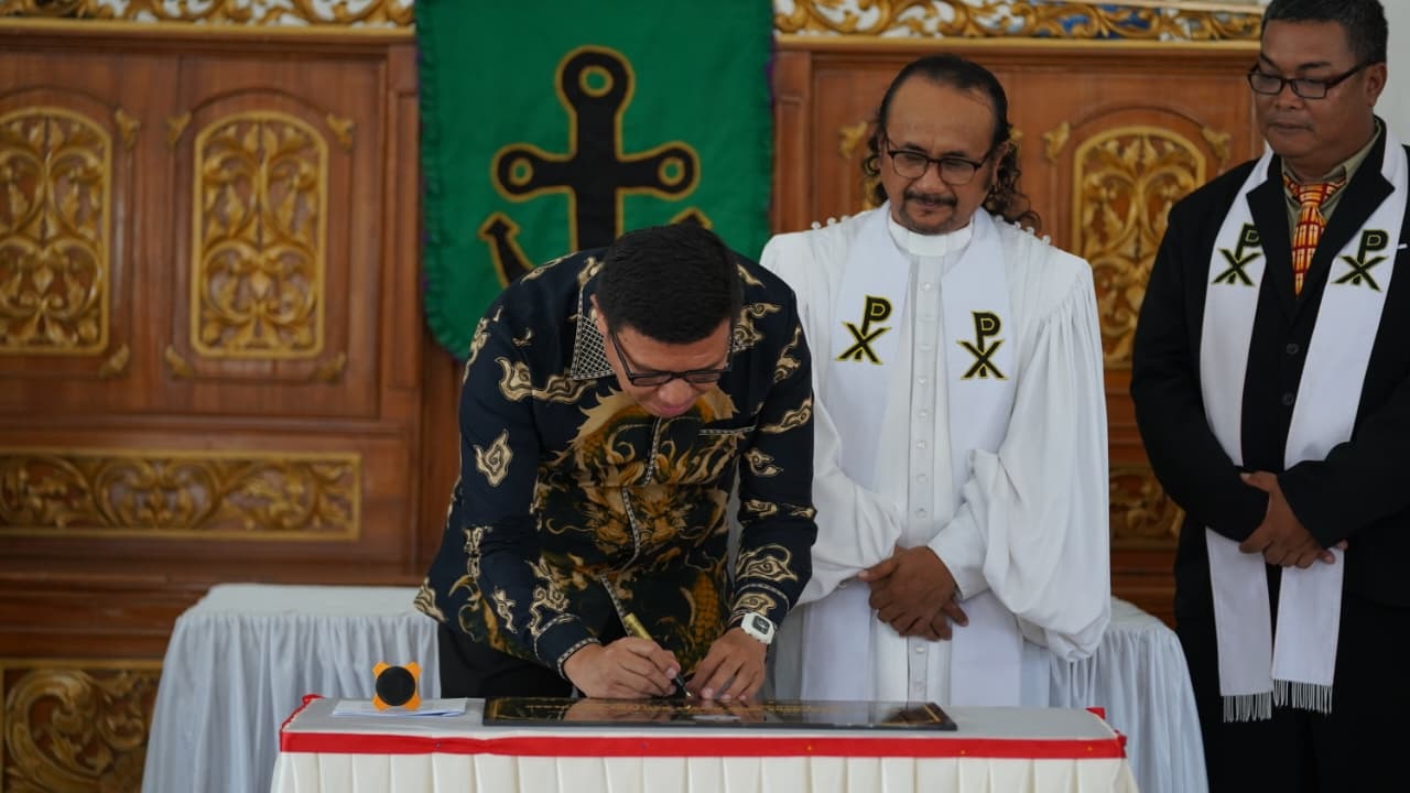 PERESMIAN : Camat Palu Utara saat peresmian gedung serbaguna GPID Jemaat Bahtera Pantoloan, Minggu (2/11/2025).