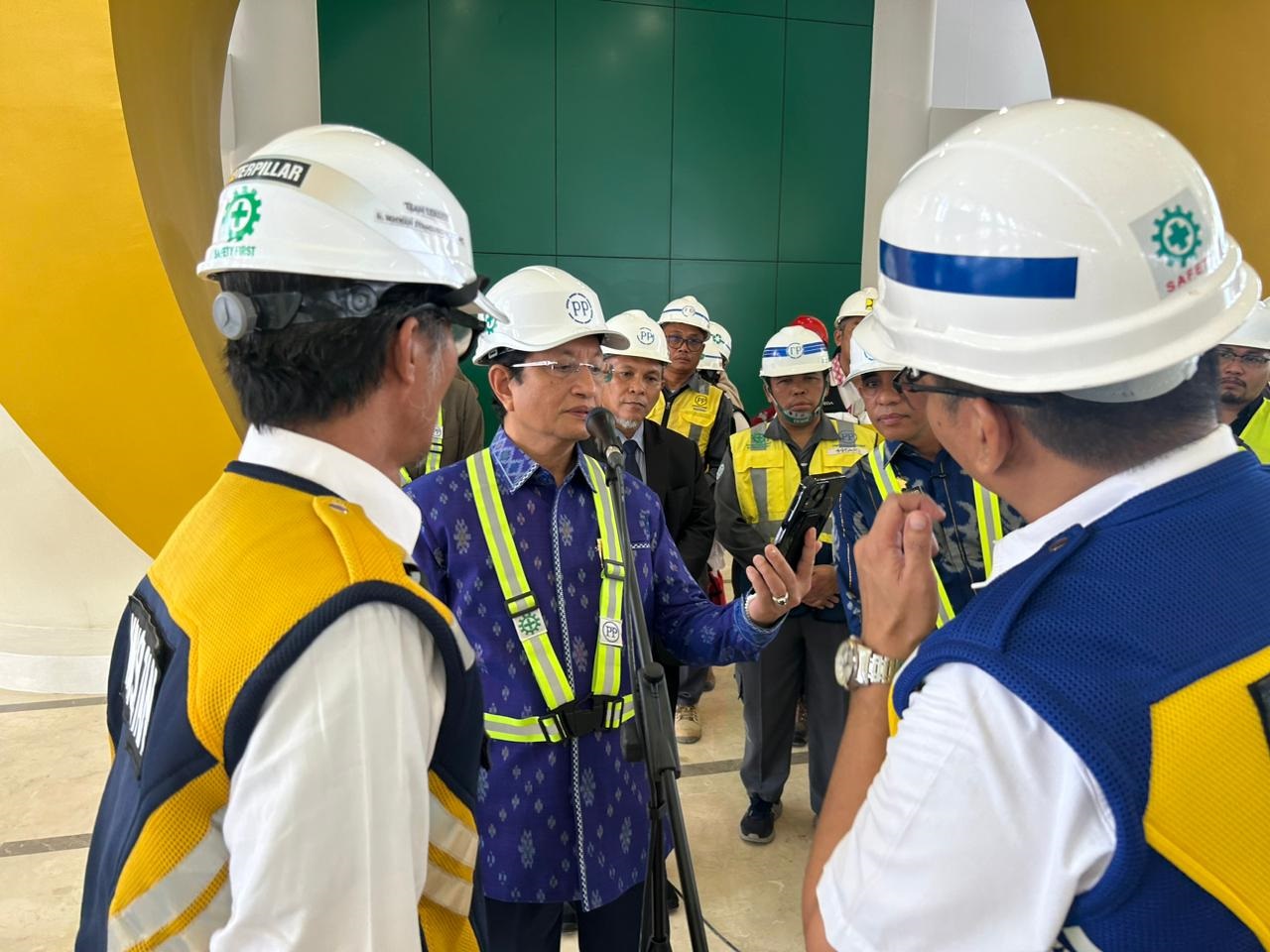 APRESIASI BANGUNAN MASJID  : Menteri Agama RI, Nasaruddin Umar (tengah) memperhatikan rancangan bangunan Masjid Raya Baitul Khairaat pada Minggu (2/11).