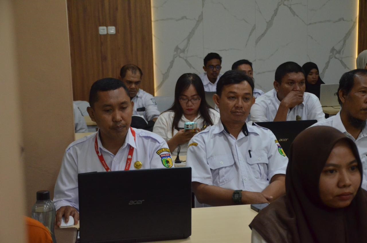 BERBASIS DATA : Para Operator yang ada di Kelurahan di Kota Palu saat mengikuti kegiatan peningkatan kapasitas di Kantor Badan Pusat Statistik (BPS) Kota Palu, Rabu (5/11).
