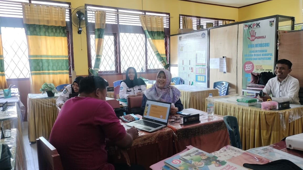 SUASANA CAIR: Suasana cair dan tidak selalu menegangkan mewarnai wawancara RTL yang dijalani oleh  Tasdi Agung Kurniawan, guru olahraga oleh  Yustatik selaku Widyaprada Ahli Madya BPMP Sulteng.