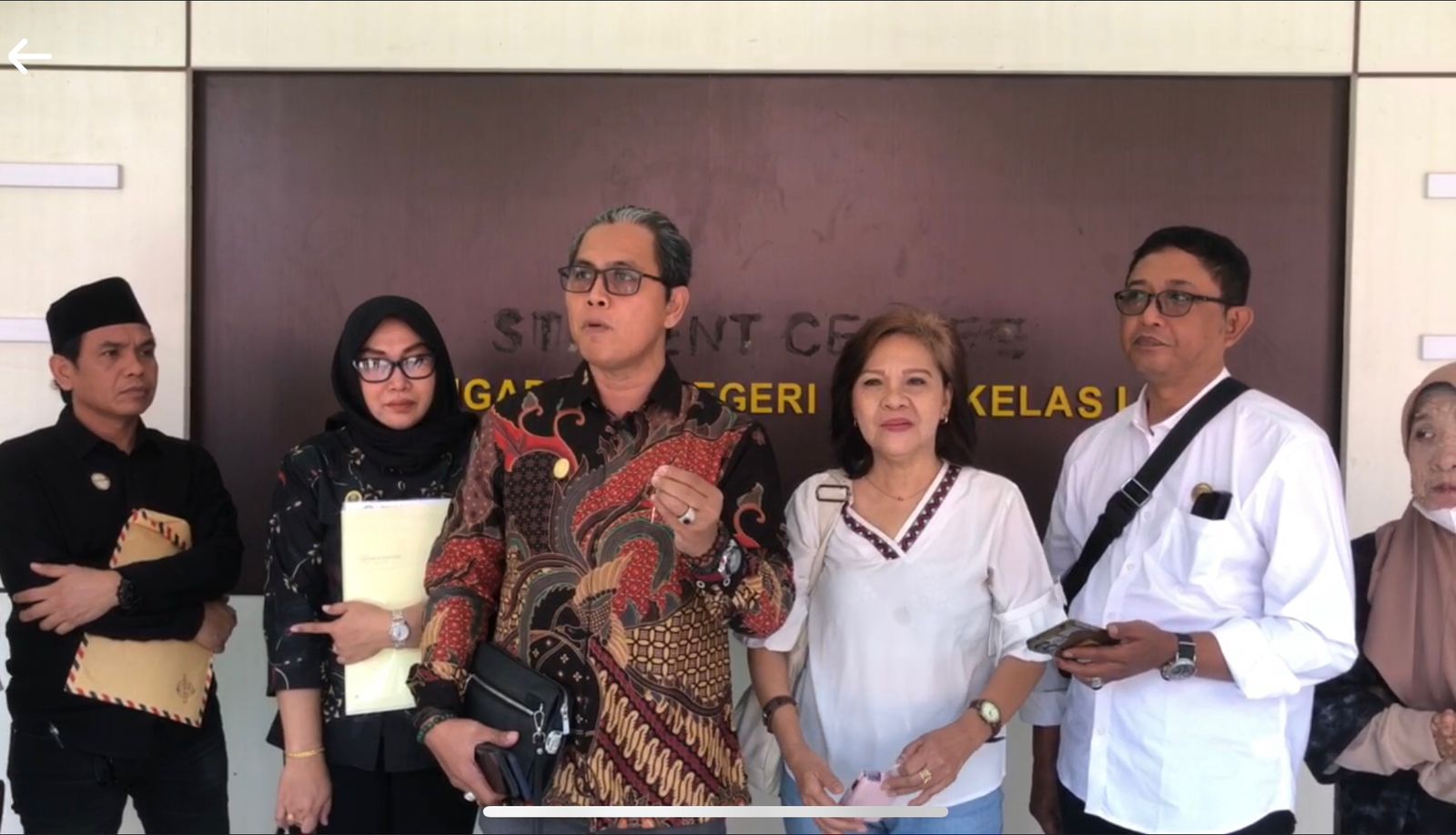 GUGAT : Kuasa hukum keluarga ahli waris almarhum Daud Agan saat menyampaikan konferensi pers terkait gugatan PMH terhadap PT Telkom Indonesia di PN Palu, Rabu (5/11/2025).