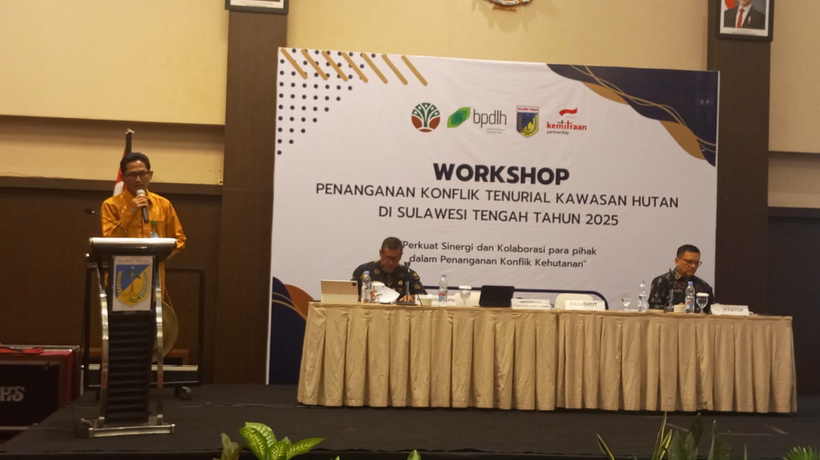 WORKSHOP : Pemprov melalui Program Results Based Payment (RBP) dari GCF REDD+ Output 2 bekerjasama dengan Lemtara Kemitraan memfasilitasi pelaksanaan workshop penanganan konflik tenurial kawasan hutan