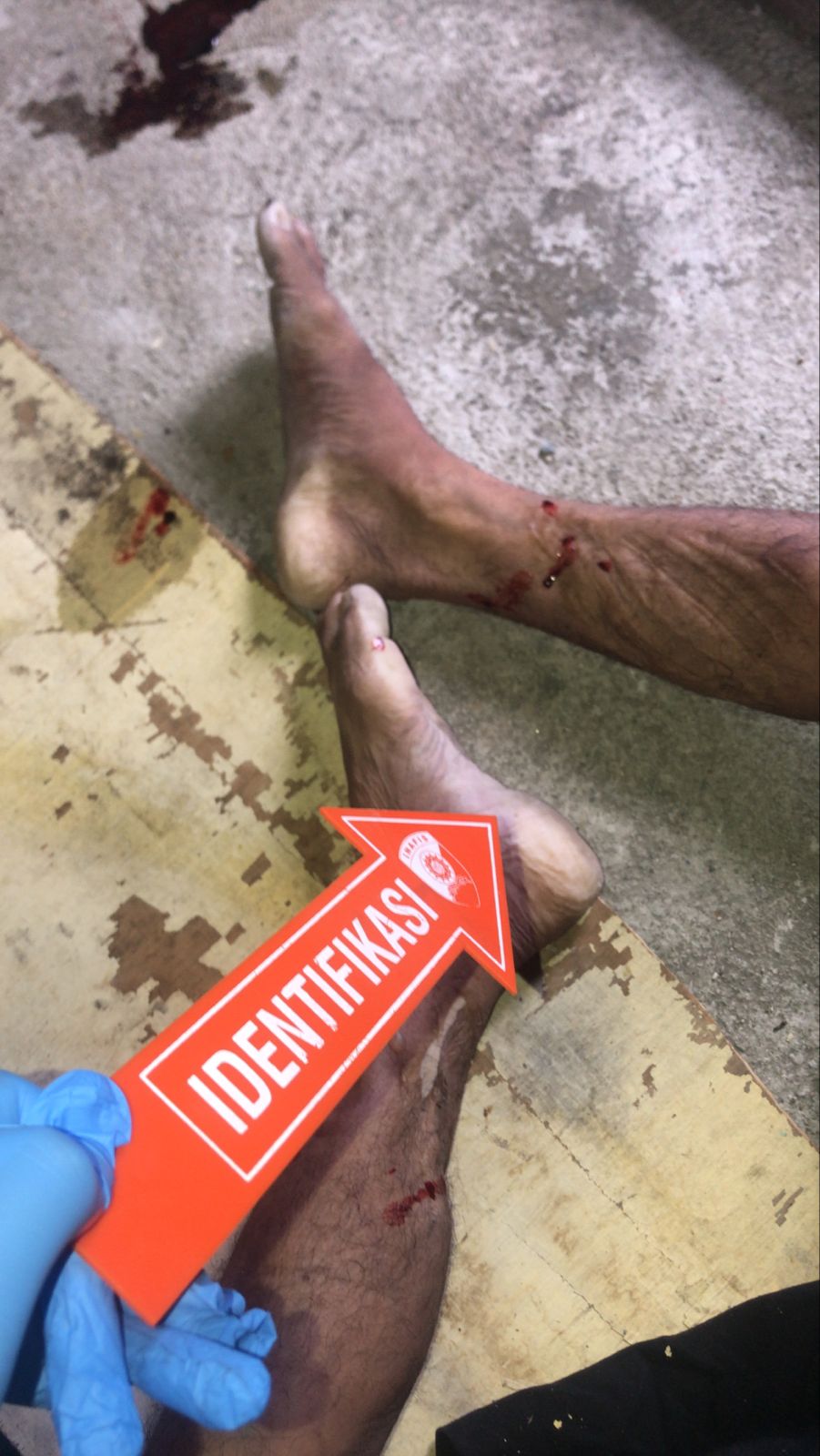 Satreskrim Polresta Palu saat melakukan olah TKP penemuan Mayat disebuah rumah kosong di Jalan Jalan Maluku Lorong 1, Kelurahan Lolu Selatan.