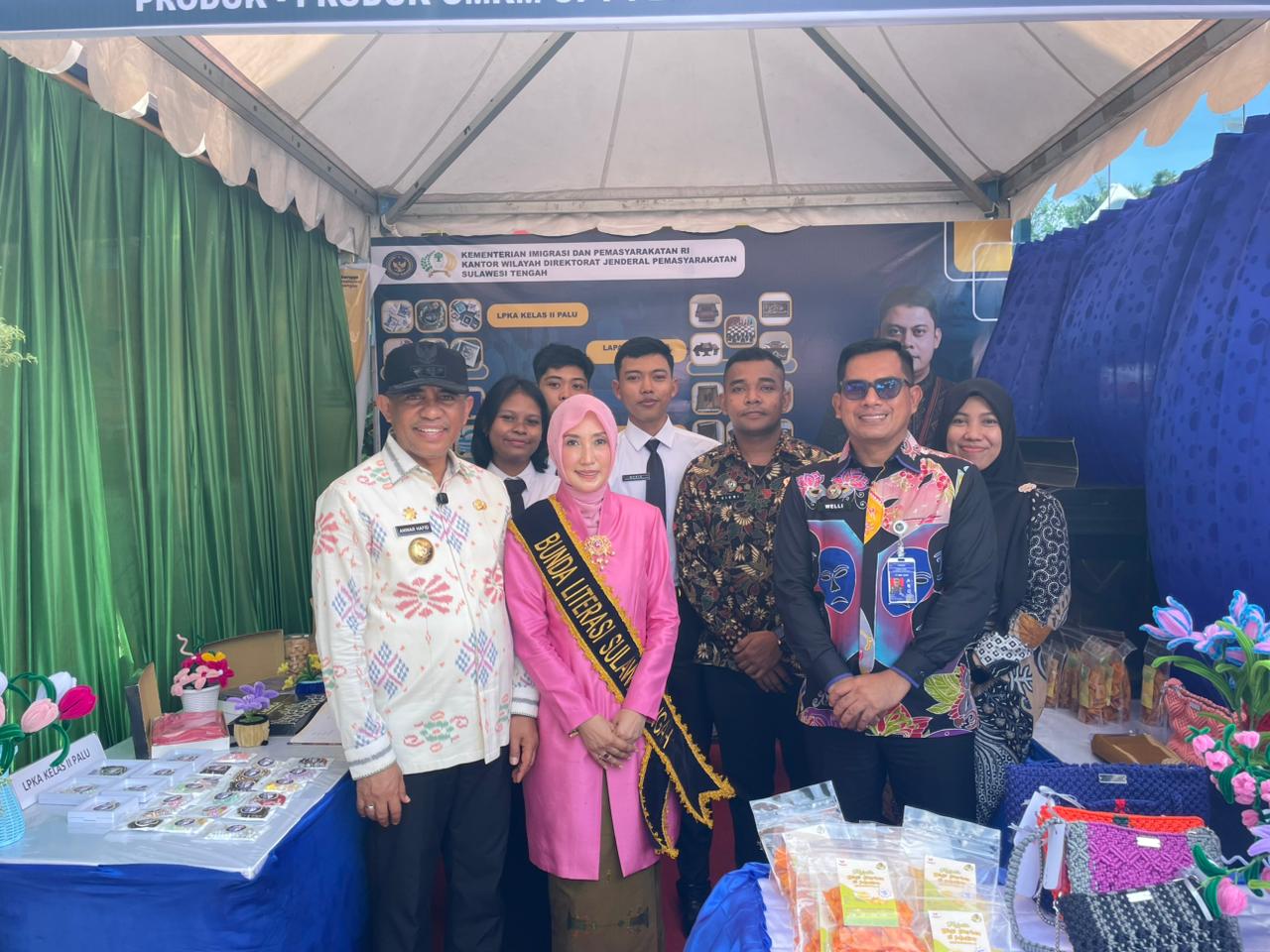 SISI HUMANIS DAN PRODUKTIF: Hasil karya dan produk UMKM warga binaan Pemasyarakatan dipamerkan dalam Festival Literasi 2025 yang digelar Dispusaka Provinsi Sulawesi Tengah, Kamis (6/11/2025).
