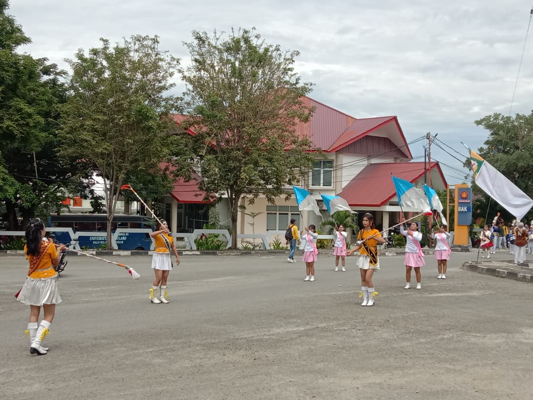 ATRAKSI MAYORET: Salah satu penampilan yang ditunggu-tunggu dalam parade Marching Band adalah atraksi dari mayoret.
