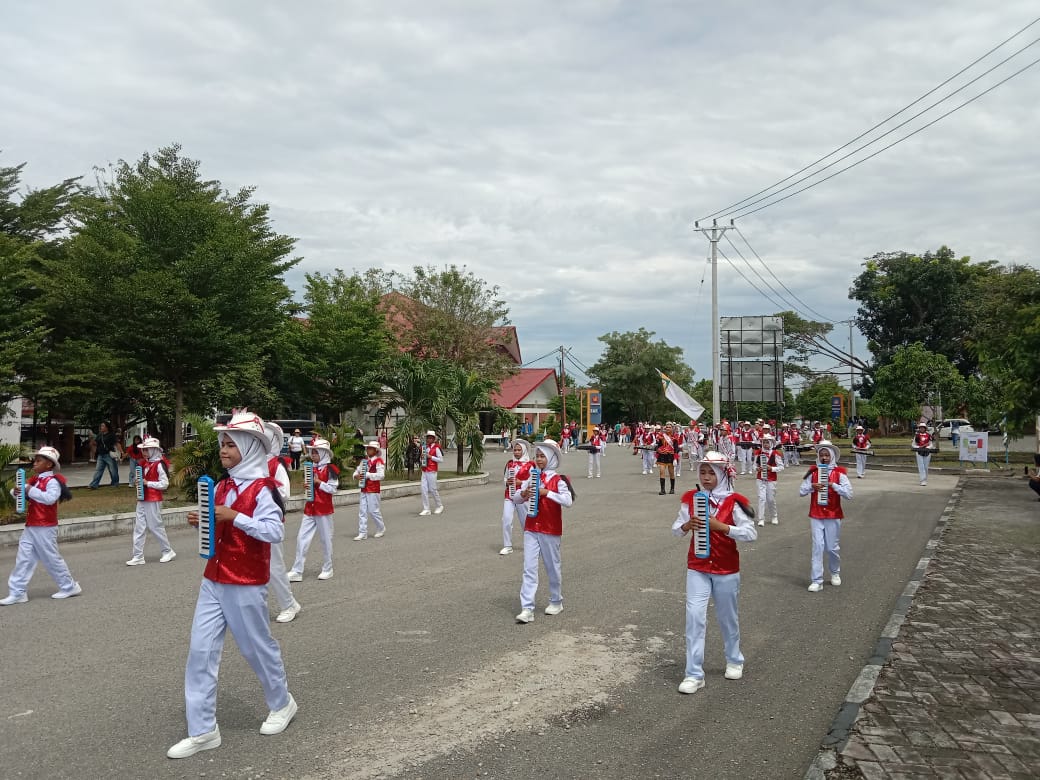 SEMANGAT: Salah satu peserta parade Marching Band melintasi kawasan Universitas Tadulako. Mereka tampak masih bersemangat meski harus menempuh rute dengan berjalan kaki.