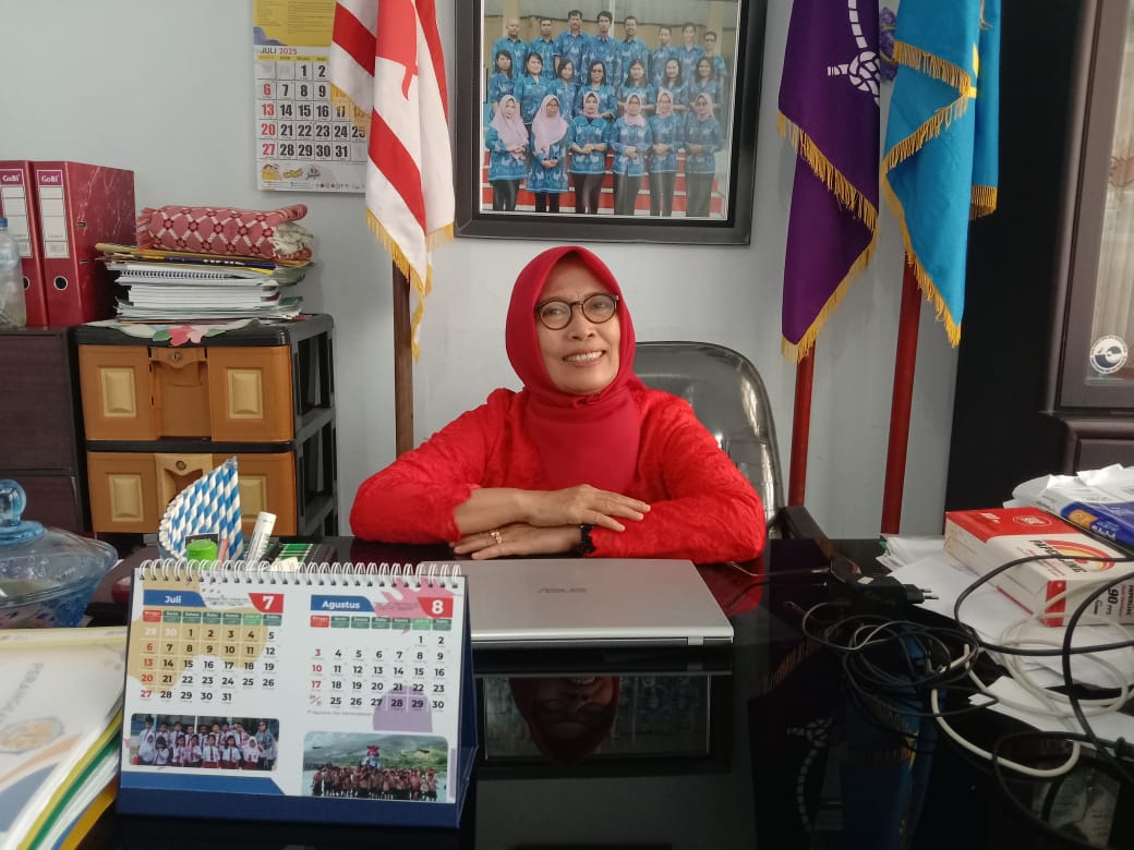 SEKOLAH BERPRESTASI : Kepala Sekolah SD Karuna Dipa, Sukesi SPd MPd.