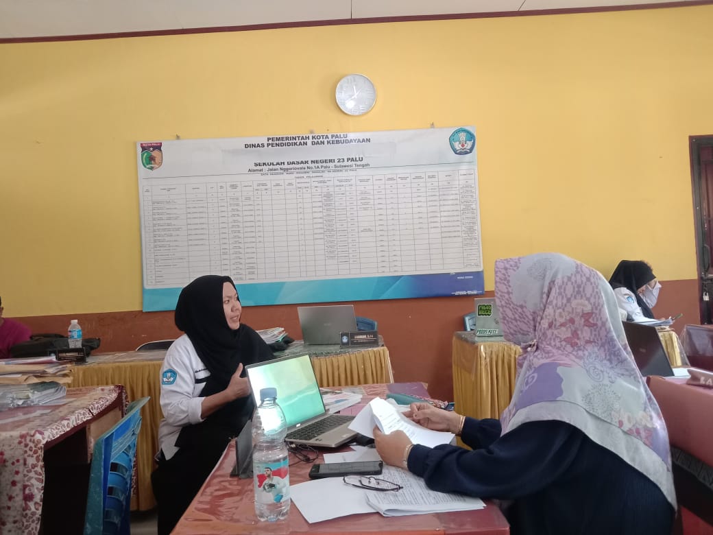 JELASKAN: Kepala SDN 23 Palu, Sri Handayani  saat menjelaskan kepada Yustatik selaku Widyaprada Ahli Madya BPMP Sulteng dalam sesi wawancara  RTL.