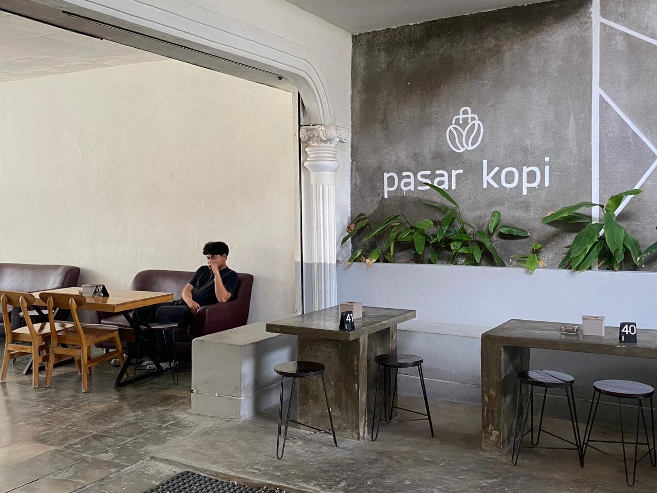BERSANTAI: Sudut Pasar Kopi yang nyaman bisa digunakan sebagai tempat bersantai. Suasana yang nyaman bisa mengembalikan mood setelah penat merampungkan pekerjaan.