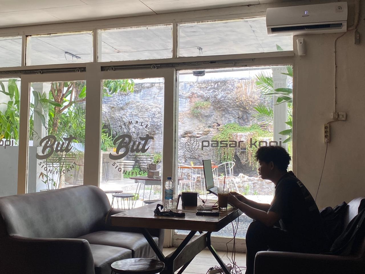 RAMPUNGKAN PEKERJAAN: Salah satu pengunjung anak muda memilih untuk merampungkan pekerjaannya di siang hari di Pasar Kopi. Pada waktu ini, suasana caf&eacute; mendukung sebagai tempat kerja.