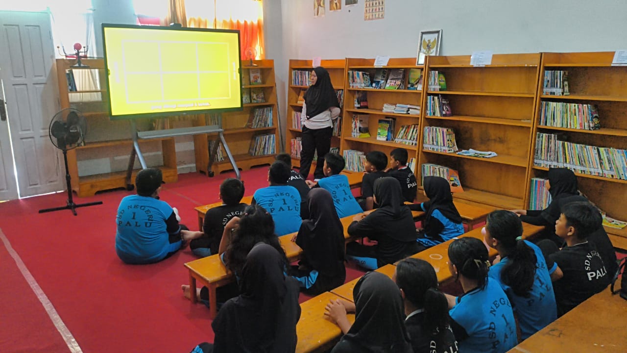 LITERASI LEWAT FILM: Suasana siswa SDN 1 Palu nonton bersama di perpustakaan sekolah dalam program literasi dan numerasi.